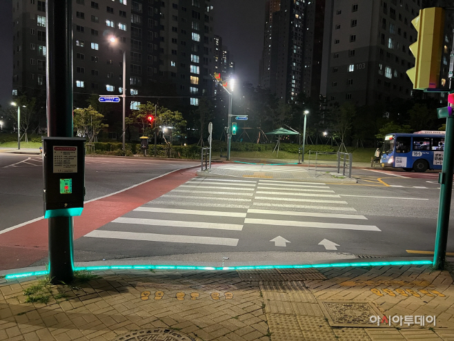 220621 참고 사진 2(LED 바닥형 보행신호등)