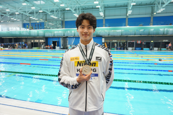 세계선수권 은메달 든 황선우<YONHAP NO-0679>