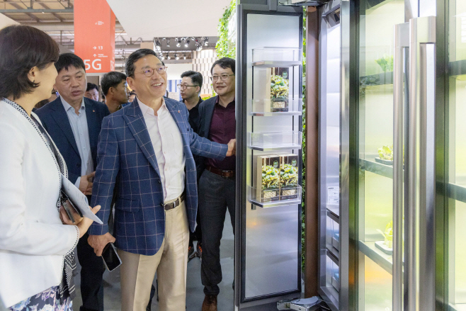 LG전자 조주완 사장 밀라노 디자인위크 현장경영01