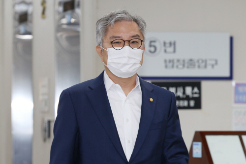 '공직선거법 위반' 최강욱 2심 공판 출석
