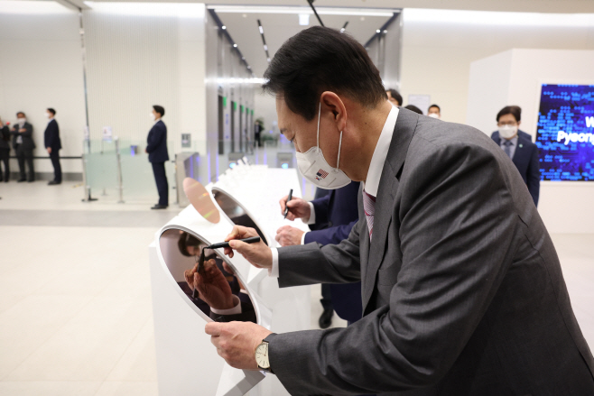 3나노 반도체 시제품에 사인하는 한미 정상<YONHAP NO-8643>