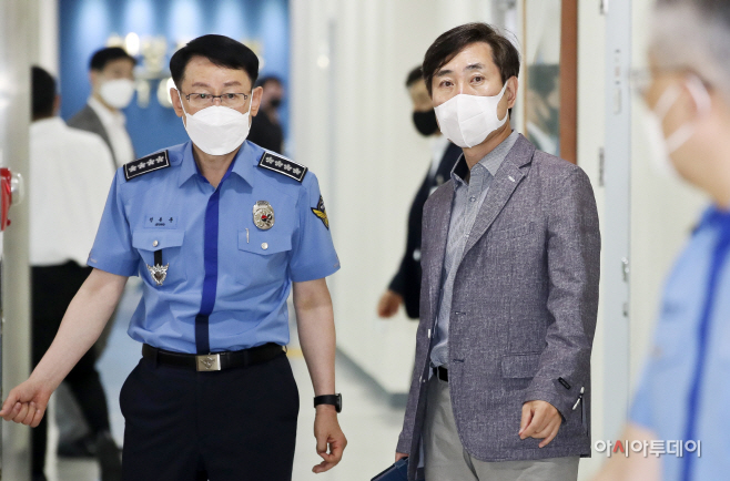 [포토] 정봉훈 해양경찰청장 안내받는 하태경 TF 위원장