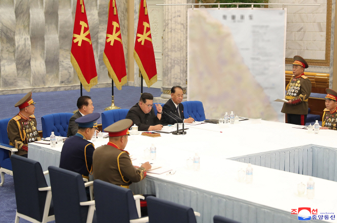 북한 김정은, 이틀째 당 중앙군사위…