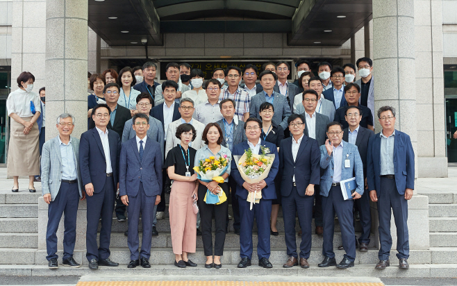오세현아산시장과 시청 간부와의 단체 촬영