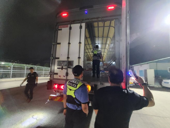 목포해경이 무사증 밀입국 단속을 실시하고 있다(2)