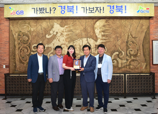 공사임직원들이 국가보훈처 감사패를 들고 기념촬영하고 있다.