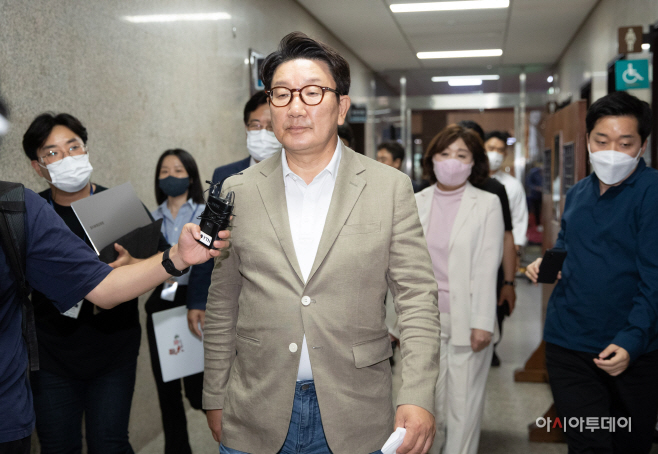 [포토] 원내대표실 향하는 권성동 원내대표