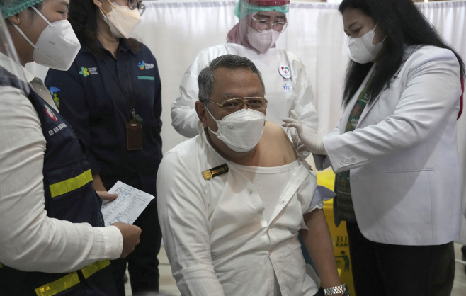 성인 대상 코로나 백신 부스터샷 접종 시작한 인도네시아