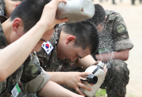 '열기 식히는 훈련병'