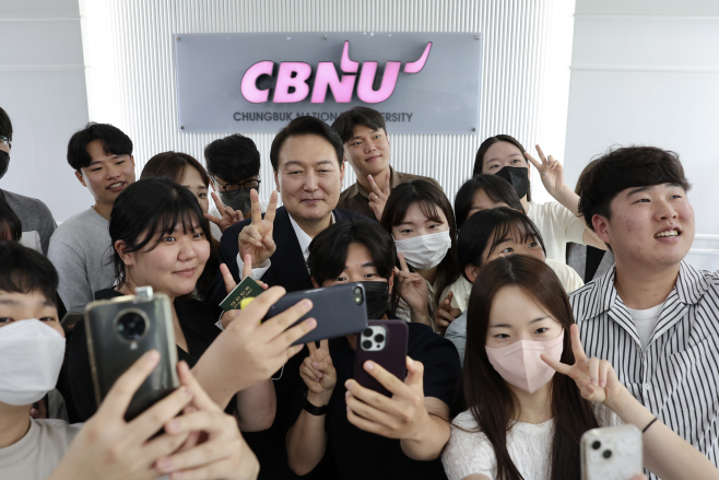 충북대학교 학생들과 기념촬영하는 윤석열 대통령