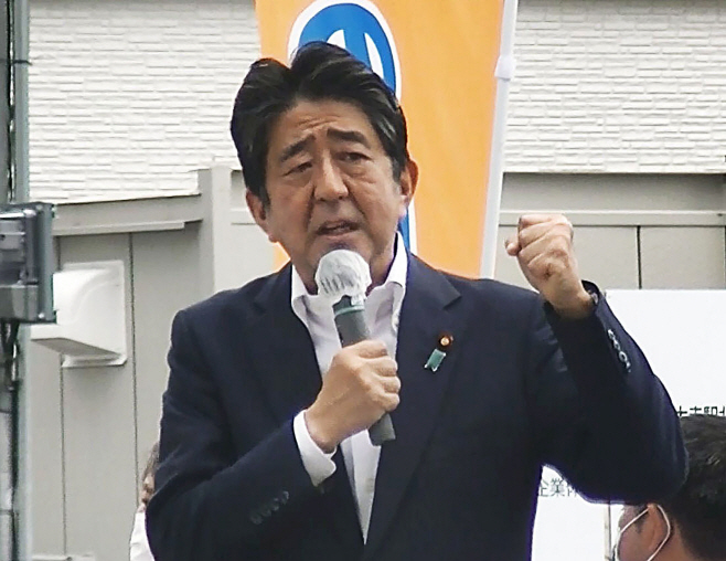 Japan Abe Shot <YONHAP NO-4980> (AP)