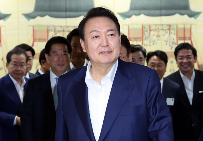 시·도지사 간담회 참석하는 윤석열 대통령