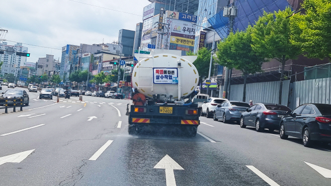 0711-1 안동시 도심 속 열섬현상 완화 도로살수 시행 (2)