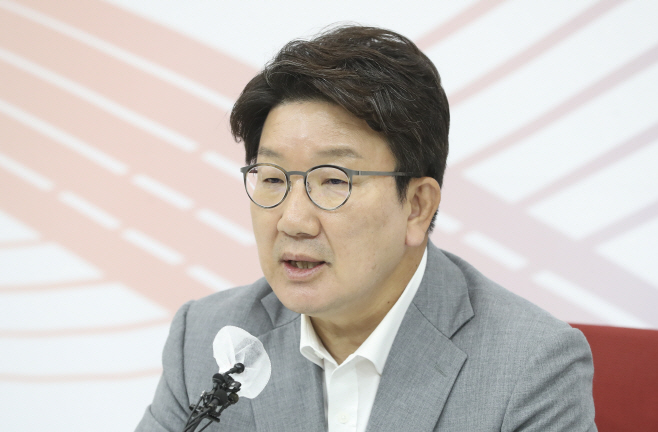 최고위원 비공개 면담 브리핑하는 권성동 원내대표