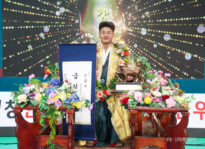 태안군청 임경택, 2년 연속 금강장사 ‘꽃가마’