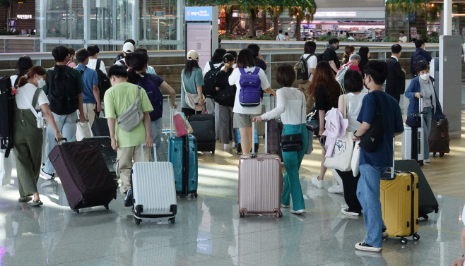 붐비는 공항<YONHAP NO-1830>
