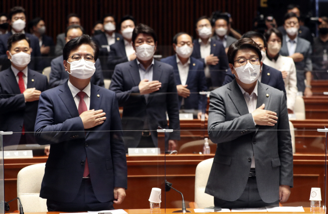 국기에 대한 경례하는 권성동 원내대표와 의원들