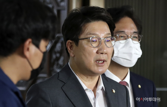 [포토] 질문에 답변하는 권성동 당대표 직무대행 겸 원내대표