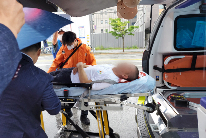 단식 중 의식 잃어 병원으로 이송되는 민관기 직협회장