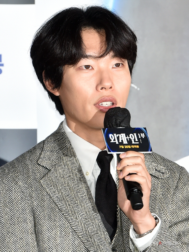 [포토] 류준열, 영화관 온 도사님