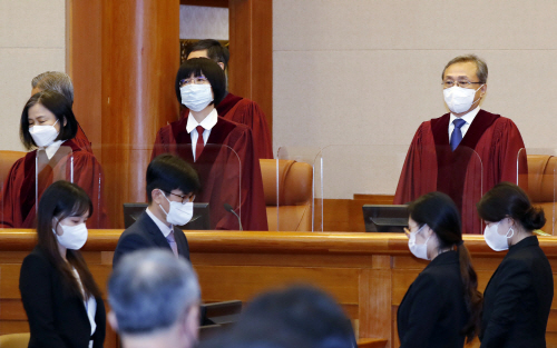 '사형제' 공개변론 입장하는 헌법재판관들