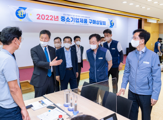 좌측두번째전대욱기획본부장(파란색넥타이)_우측첫번째원흥대월