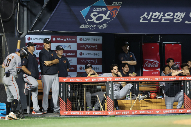 8연패 한화, 숨죽여 지켜보는 경기<YONHAP NO-4333>