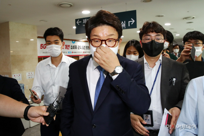 [포토] 질문 받으며 이동하는 권성동 국민의힘 당대표 직무대행