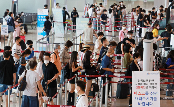 코로나19 확산세 속 붐비는 공항<YONHAP NO-2590>