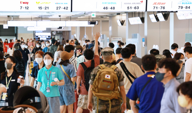 코로나19 확산세 속 붐비는 공항<YONHAP NO-2593>