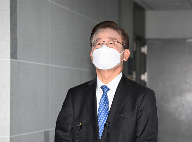 취재진 질문에 답하는 이재명