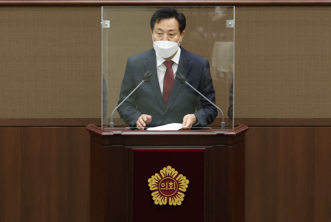 시의회 본회의 참석한 오세훈 서울시장<YONHAP NO-1706>