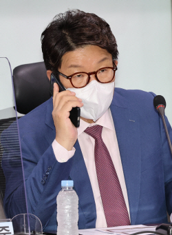 전화통화하는 권성동 당 대표 직무대행