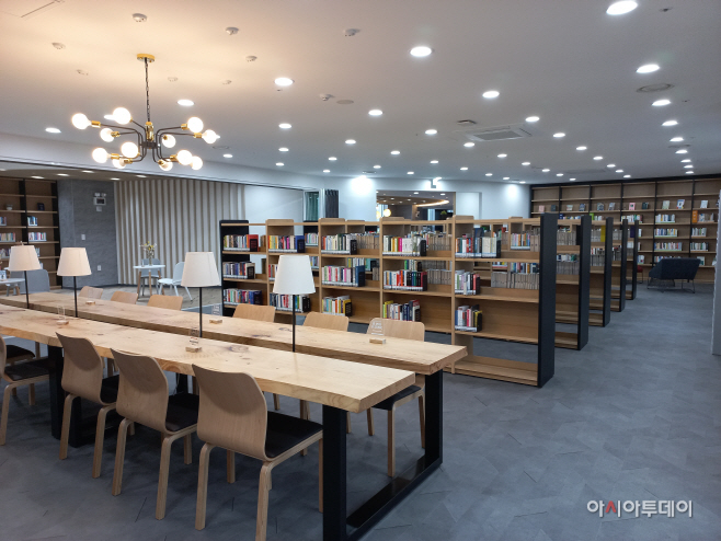 1. (사진)백운호수도서관(자료실 내부)