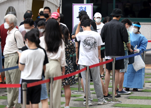 주말 코로나19 선별진료소 대기줄