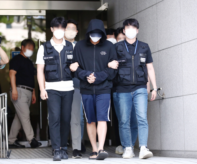 법원서 나오는 인하대 사망사고 가해 혐의 남학생