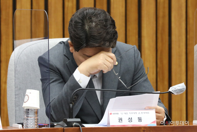 [포토] 생각에 잠긴 권성동 당대표 직무대행