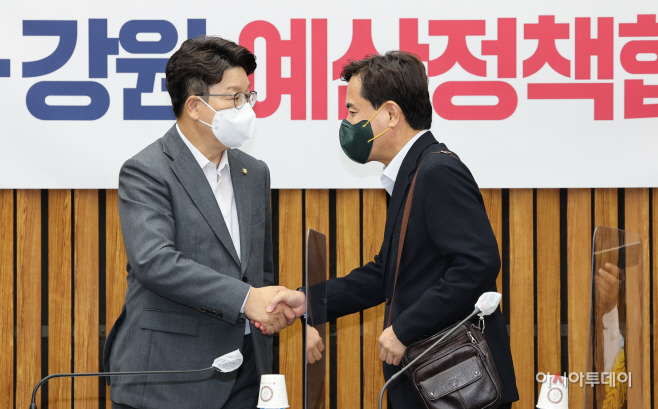 [포토] 인사 나누는 권성동 당대표 직무대행과 김진태 강원도지사