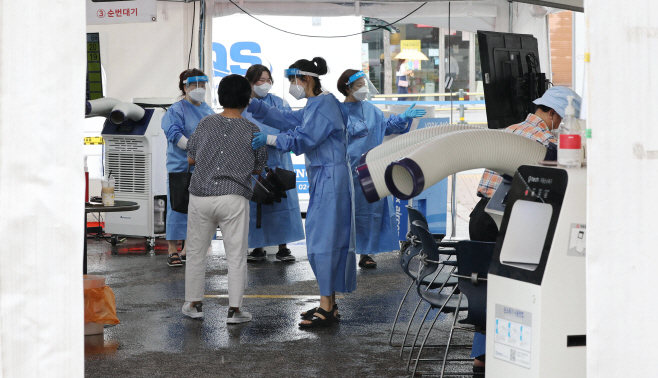 오늘도 분주한 선별검사소<YONHAP NO-2140>