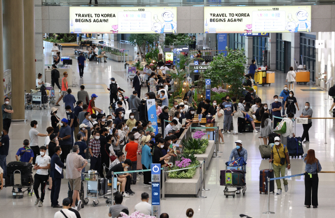 해외 입국자로 붐비는 인천공항 입국장<YONHAP NO-5087>