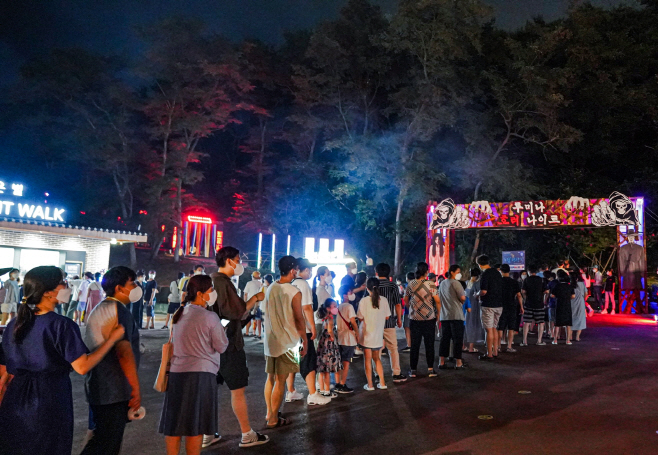 루미나호러나이트를 즐기려는 입장객들로 장사진을 이룬모습(20