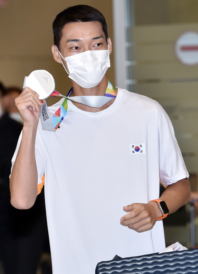 [포토] 우상혁 은메달 들고 `금의환향`