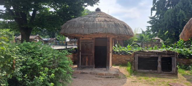 오촌댁 뒷간(어린이와 가족)