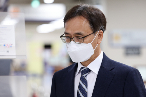 항소심 선고 공판 출석하는 정진웅 연구위원