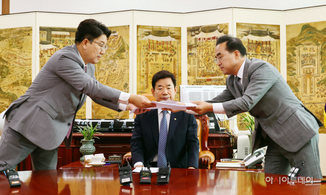 [포토] 원구성 합의문 교환하는 권성동-박홍근 여야 원내대표