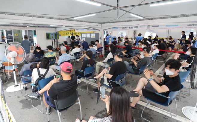 분주한 강남구 코로나19 선별진료소<YONHAP NO-2666>