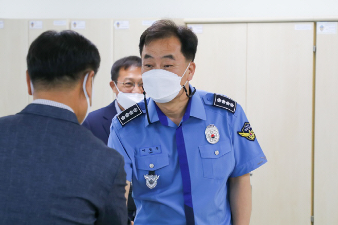 이철우 군산해경서장이 직원들과 인사를 나누고 있다.