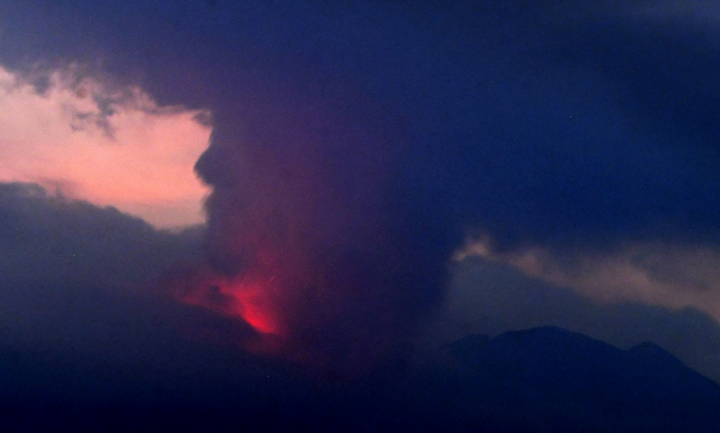 JAPAN-VOLCANO/ <YONHAP NO-4356> (via REUTERS)