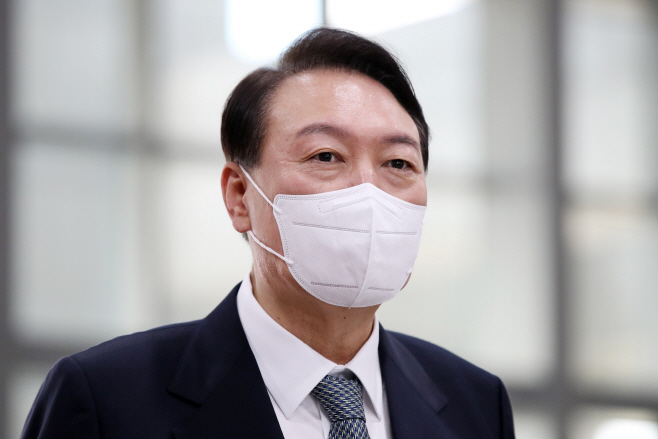 윤 대통령 출근길 문답<YONHAP NO-2463>
