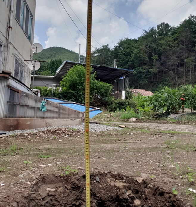 충북 괴산군 청천면 모 빌라 주변에 발생한 깊이 94㎝, 넓이 약
